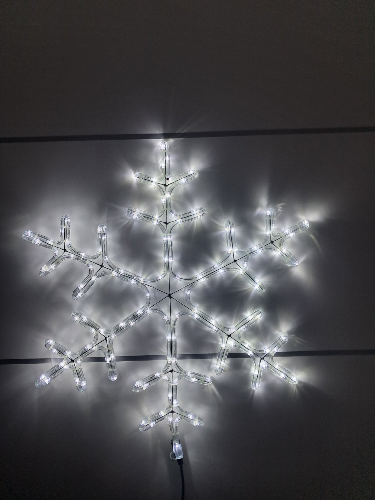 LED Pahuljica 60cm – Svetleća Novogodišnja Dekoracija u Više Boja